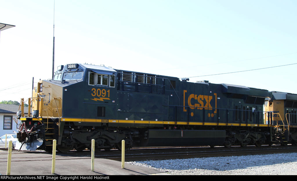 CSX 3091 awaits a crew change at the yard tower